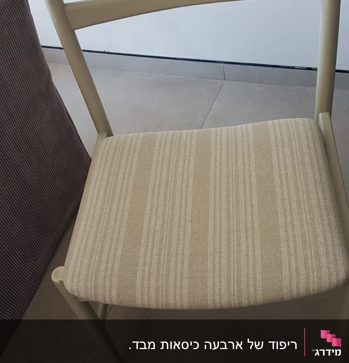 כיסא עם ריפוד בד פסים בהירים